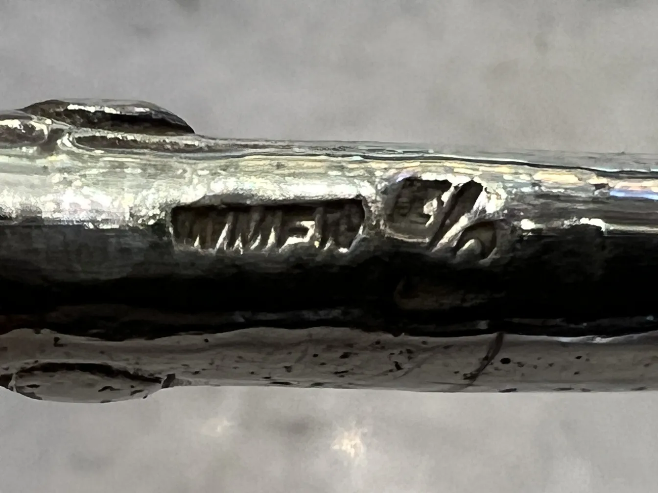 Immagine di una ciotola da punch antica WMF con dettagli eleganti e finitura lucida in un ambiente neutro.