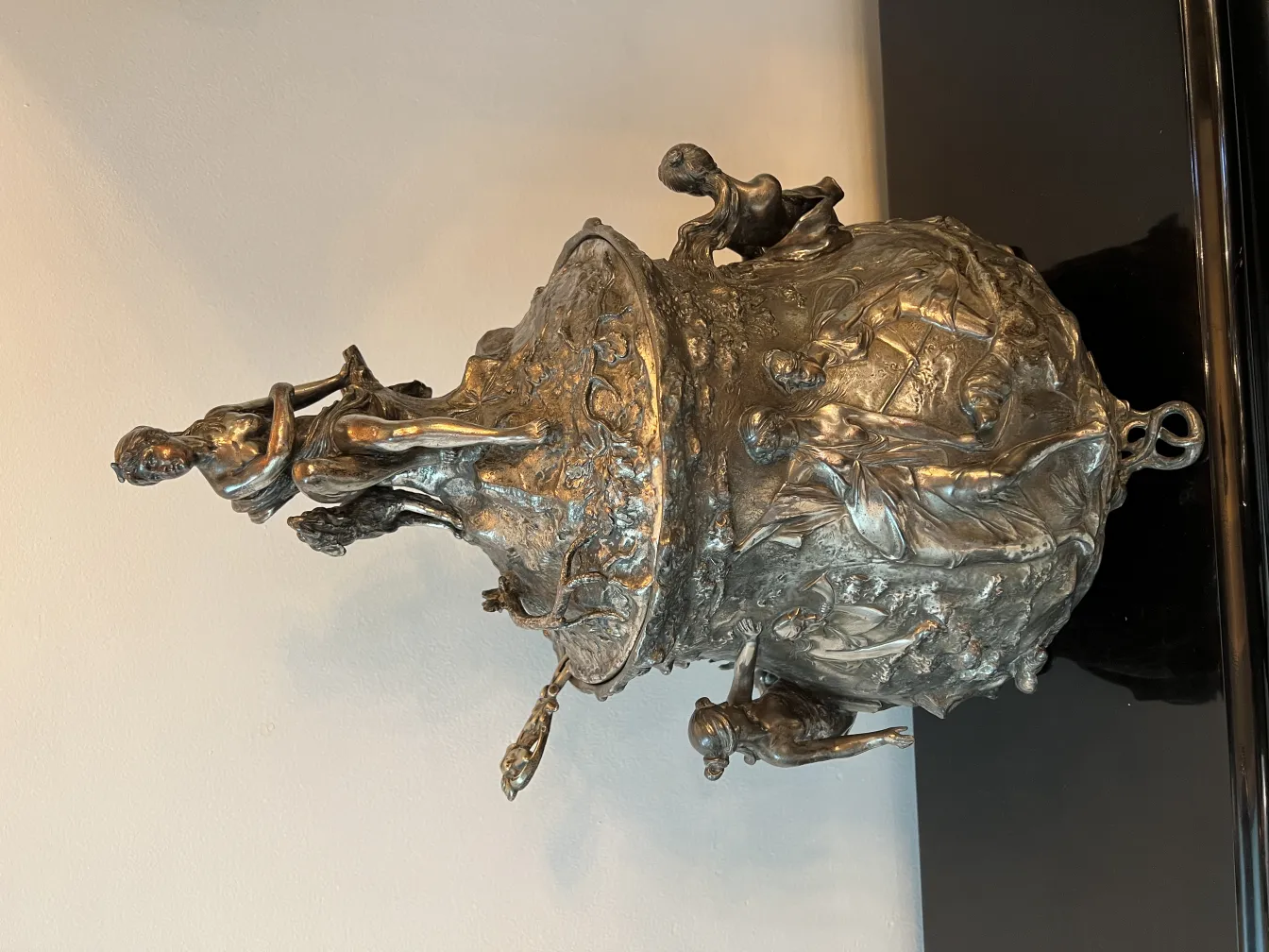 Ancienne bol à punch WMF avec des détails sculpturaux décoratifs