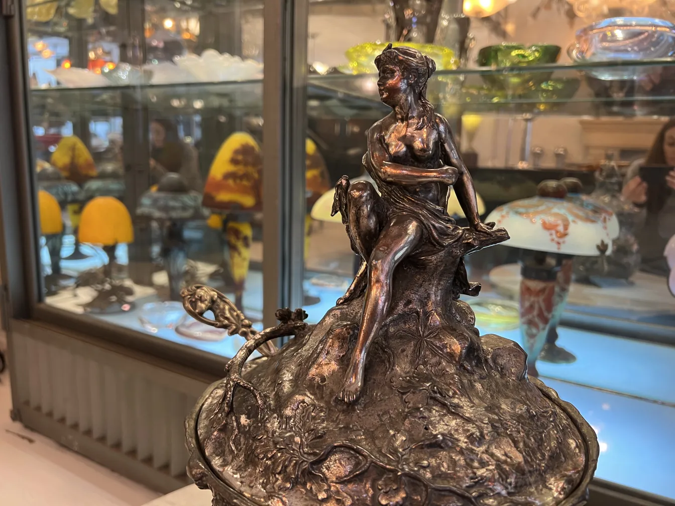 Antigua ponchera WMF con figura decorativa en la tapa.