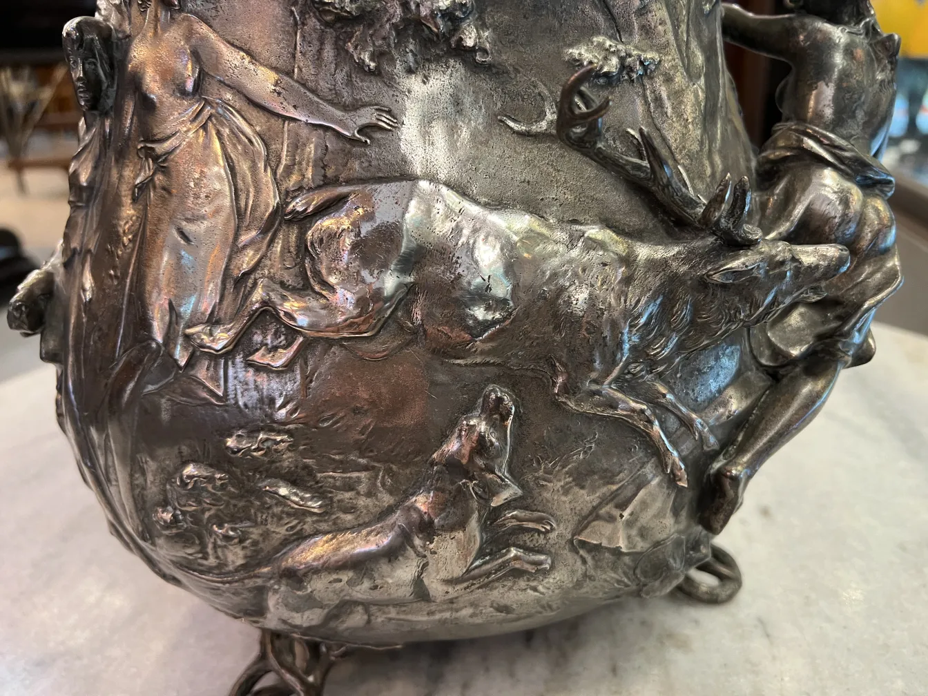 antike wmf bowle mit detailreichen Tier- und Menschengestalten