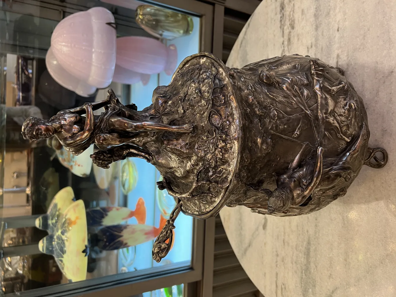 Antica ciotola da punch WMF con dettagli scolpiti e ambiente decorativo.