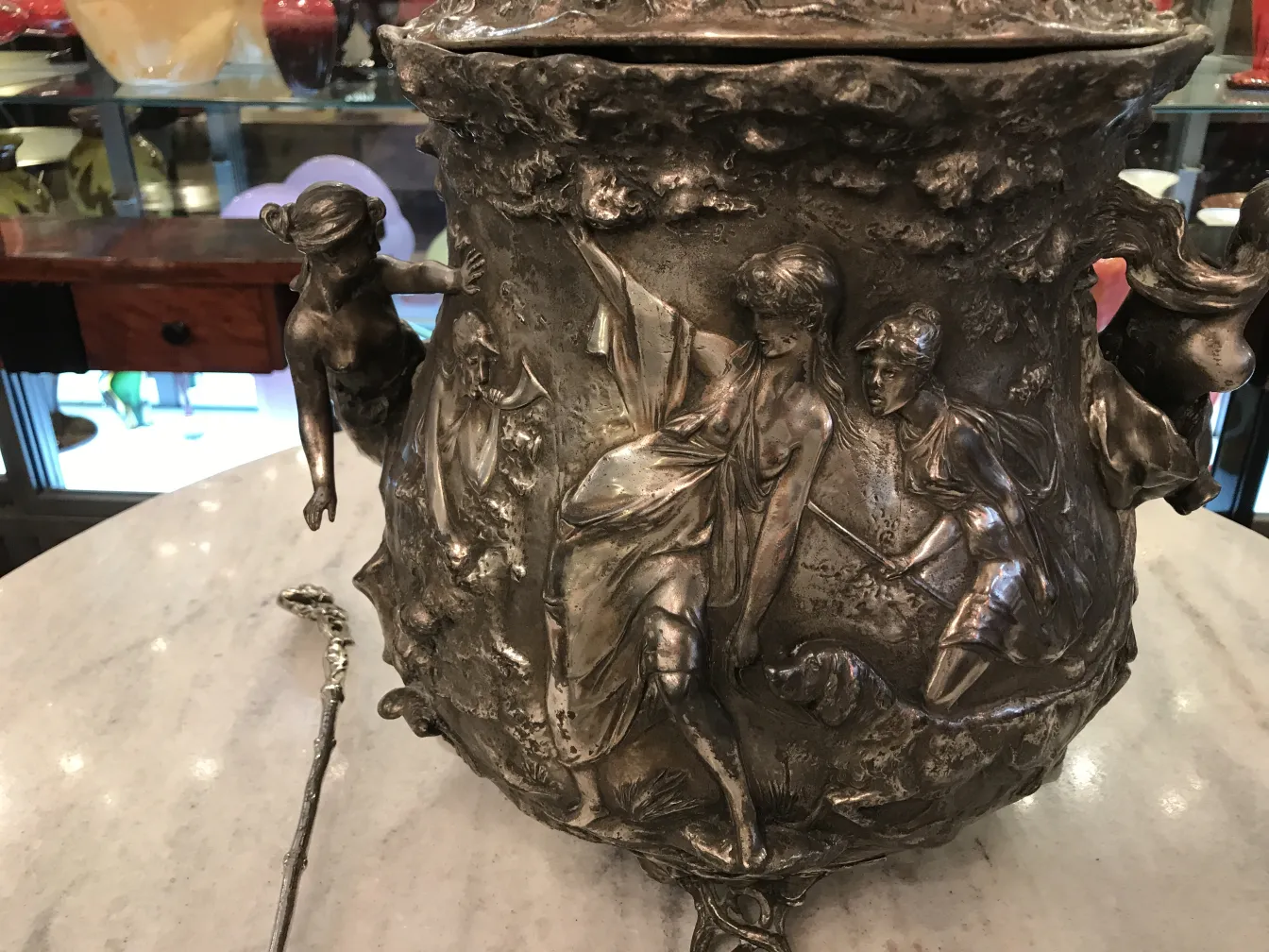 Antica ciotola da punch WMF con dettagli decorativi in rilievo, ambientata in uno stile vintage.