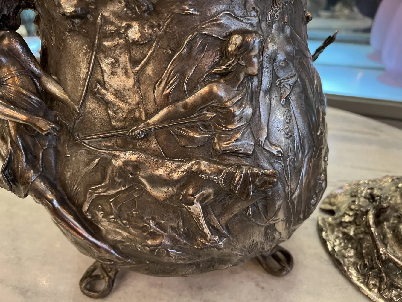 Antike WMF-Bowle mit skulpturalen Details auf der Oberfläche und klassischem Stil.