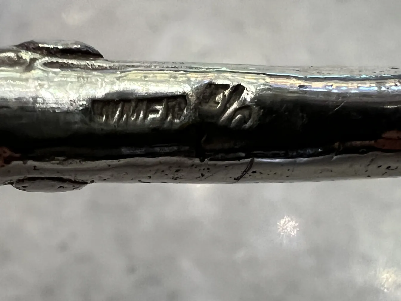 ciotola da punch antica wmf con finitura lucida su un tavolo