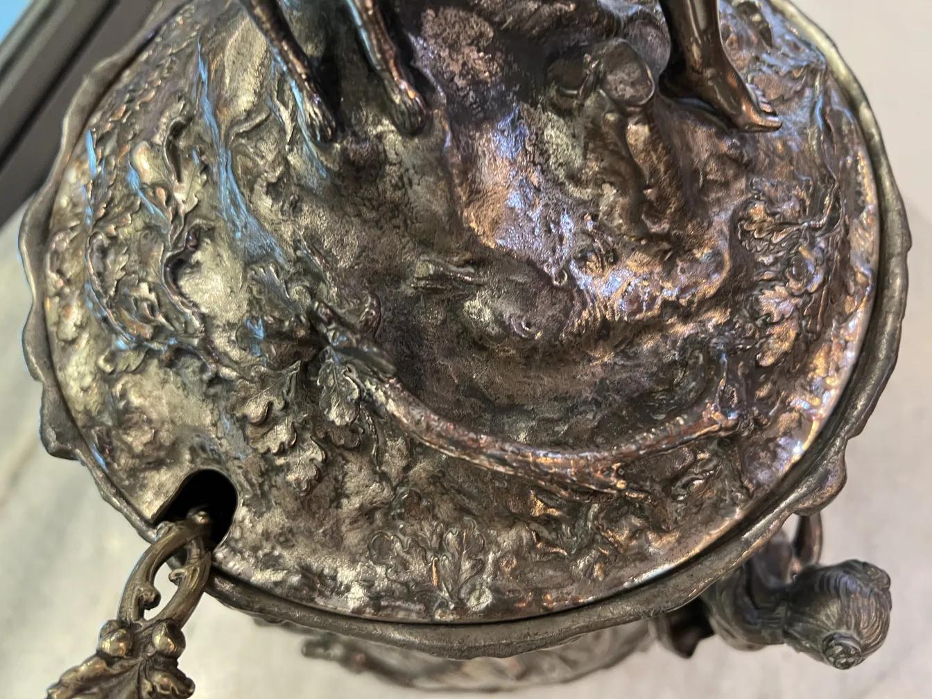 Antike WMF-Bowle mit kunstvollen Verzierungen und verzierten Griffen.