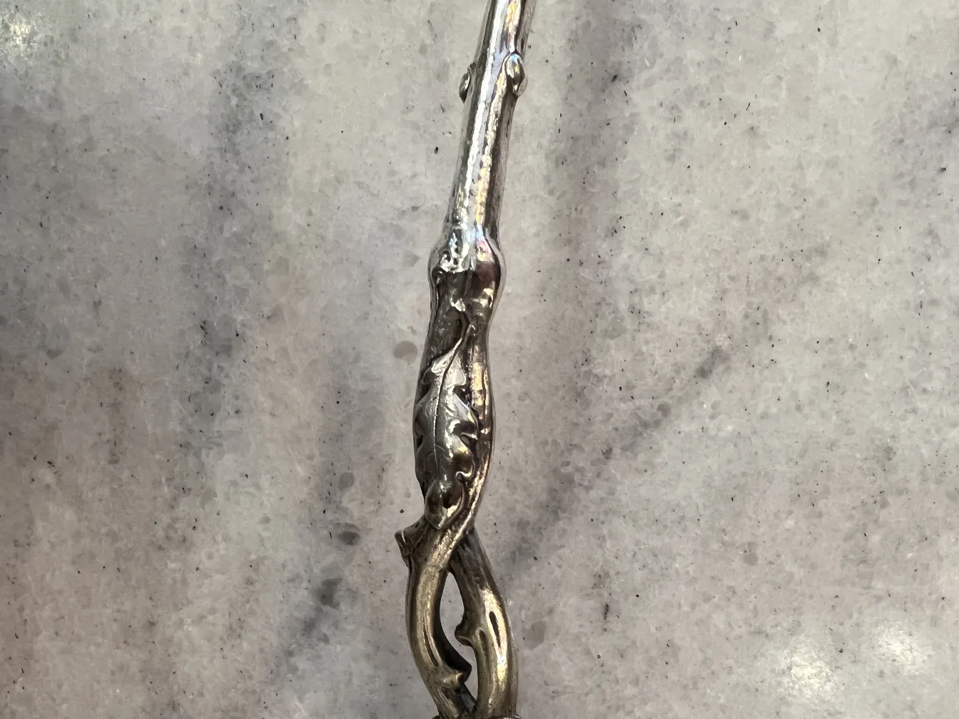 Antica ciotola da punch wmf con bei dettagli di design su sfondo chiaro