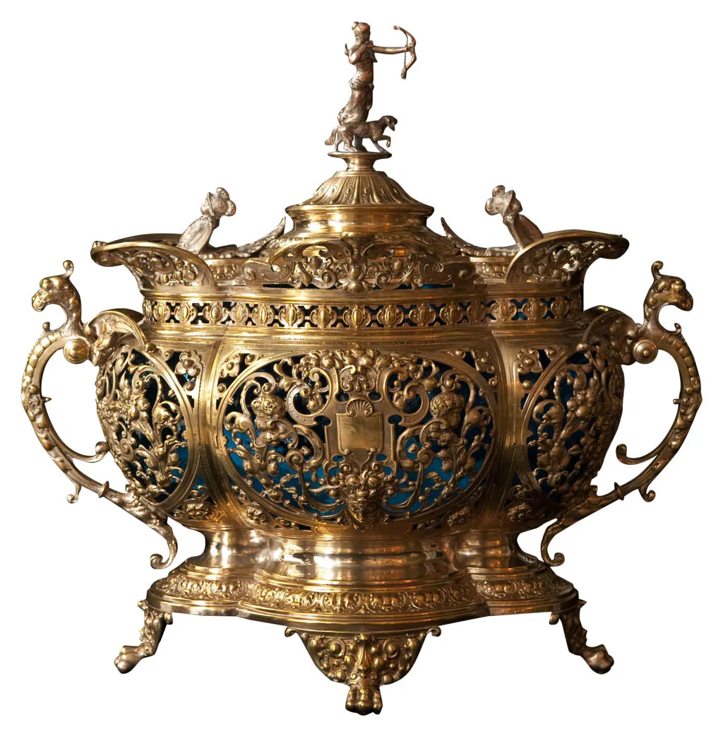 antica ciotola da punch WMF decorata con dettagli intricati in un ambiente elegante