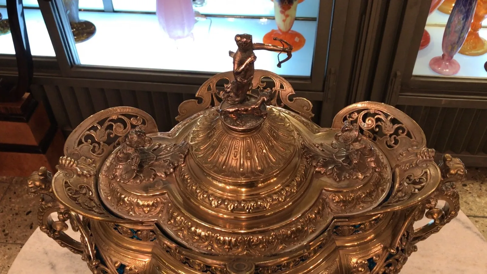 antike WMF-Bowle mit aufwendiger Dekoration und komplexem Design, Bild mit Antiquitätenhintergrund