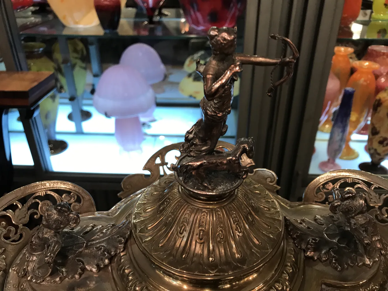 poncheira antiga wmf com figura decorativa na tampa, detalhes intrincados