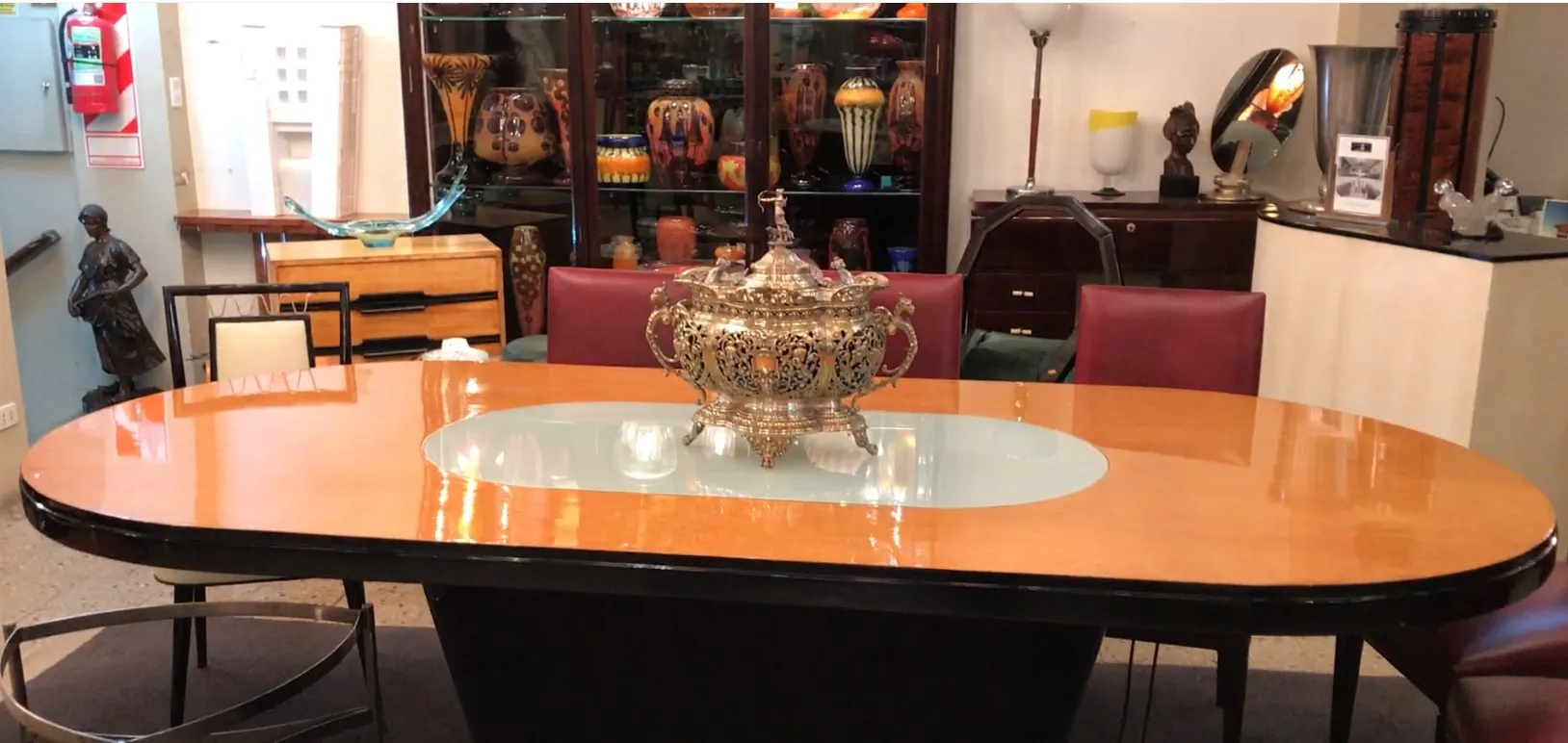 وعاء لكمة عتيق WMF معروض على طاولة أنيقة.