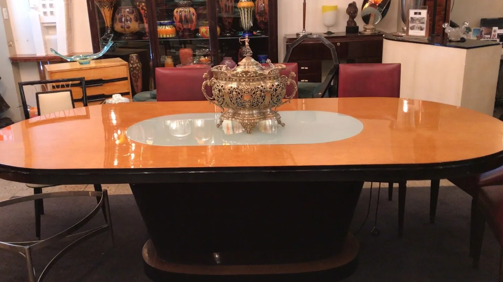 Ancienne bol à punch WMF décorative sur une table élégante, entourée de divers objets.