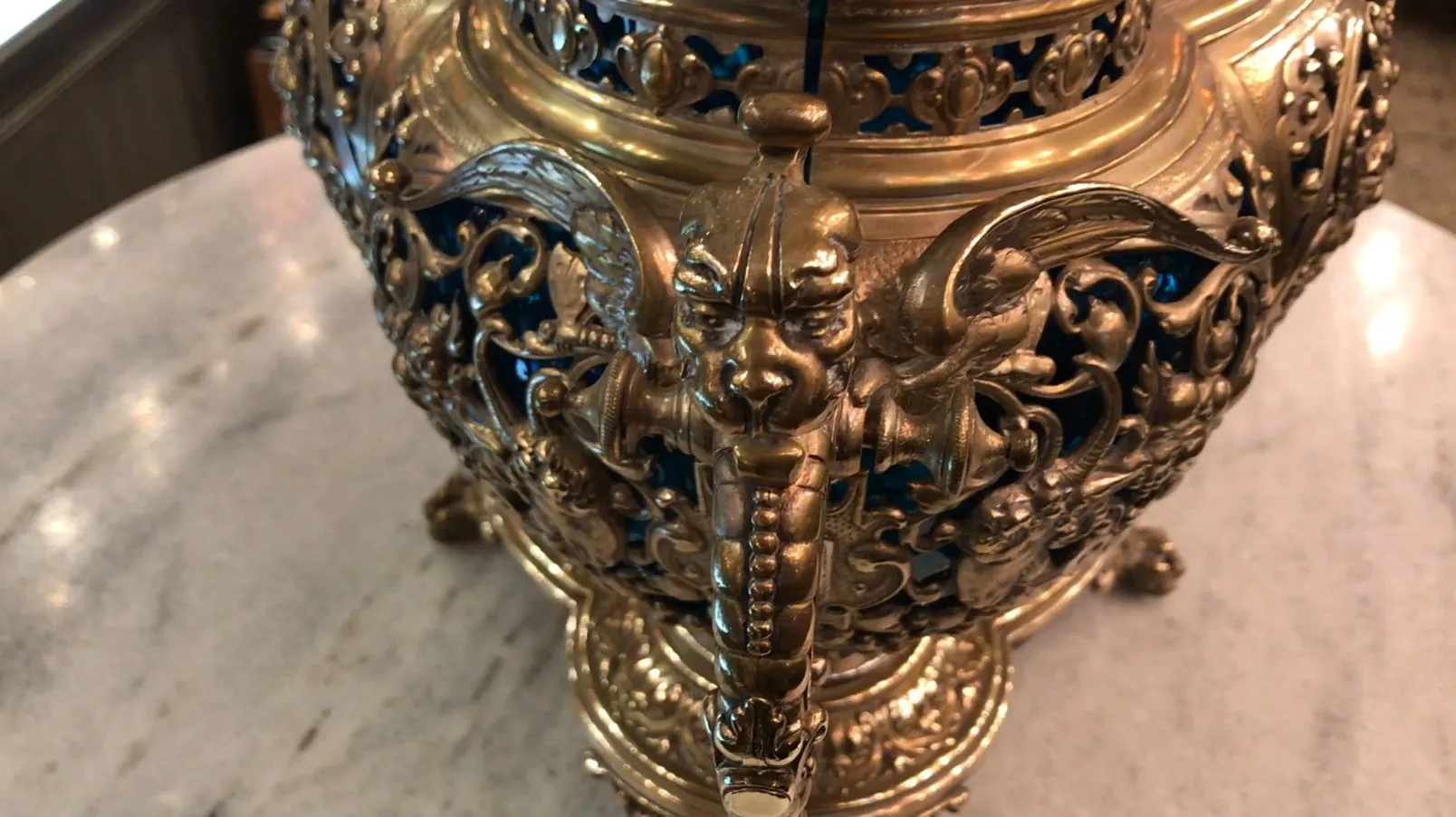 古董潘趣酒碗wmf具有华丽的金色和蓝色细节