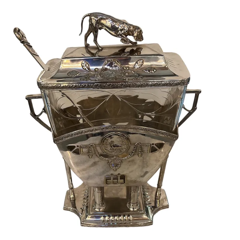 Bol à punch antique WMF avec des détails décoratifs et un couvercle.