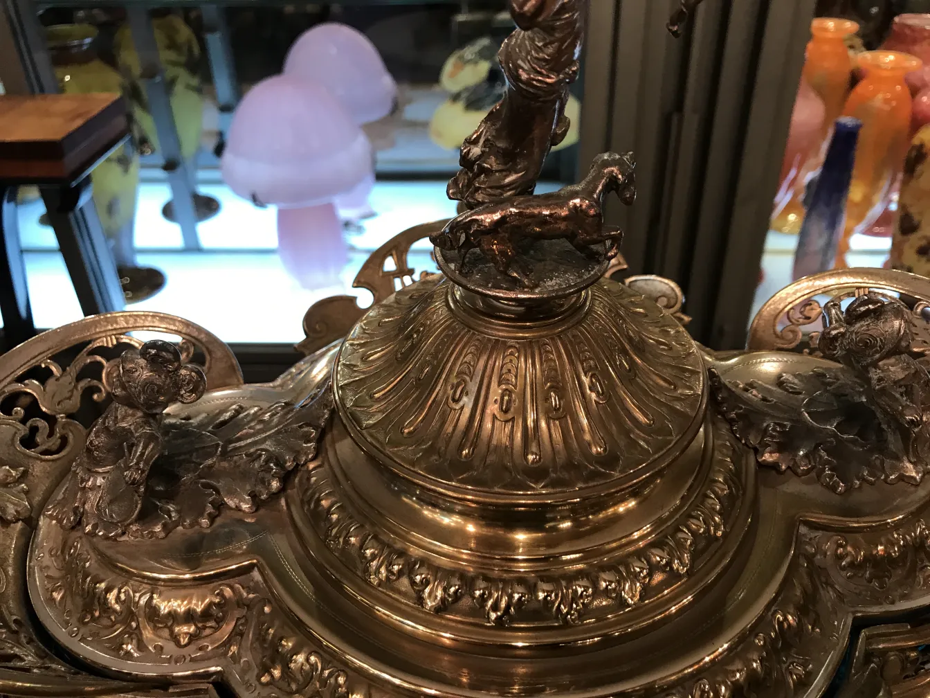 Antike WMF Bowle mit dekorativen Details und einem Pferd oben.