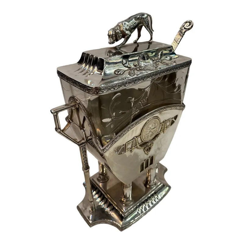 Ancienne bol à punch WMF avec détails décoratifs et forme élégante, exposée dans un cadre classique.