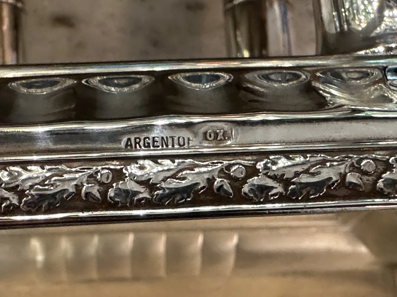 Antike WMF-Bowle, verziert mit Reliefmustern, glänzend und ornamental.