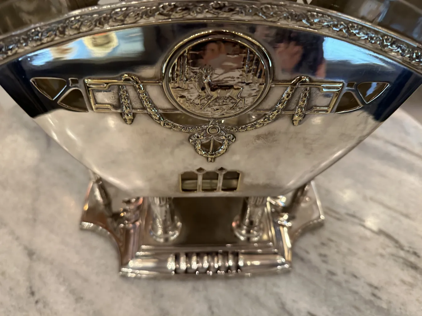 وعاء البانش القديم WMF المزخرف بتصميم أنيق وتفاصيل معقدة.