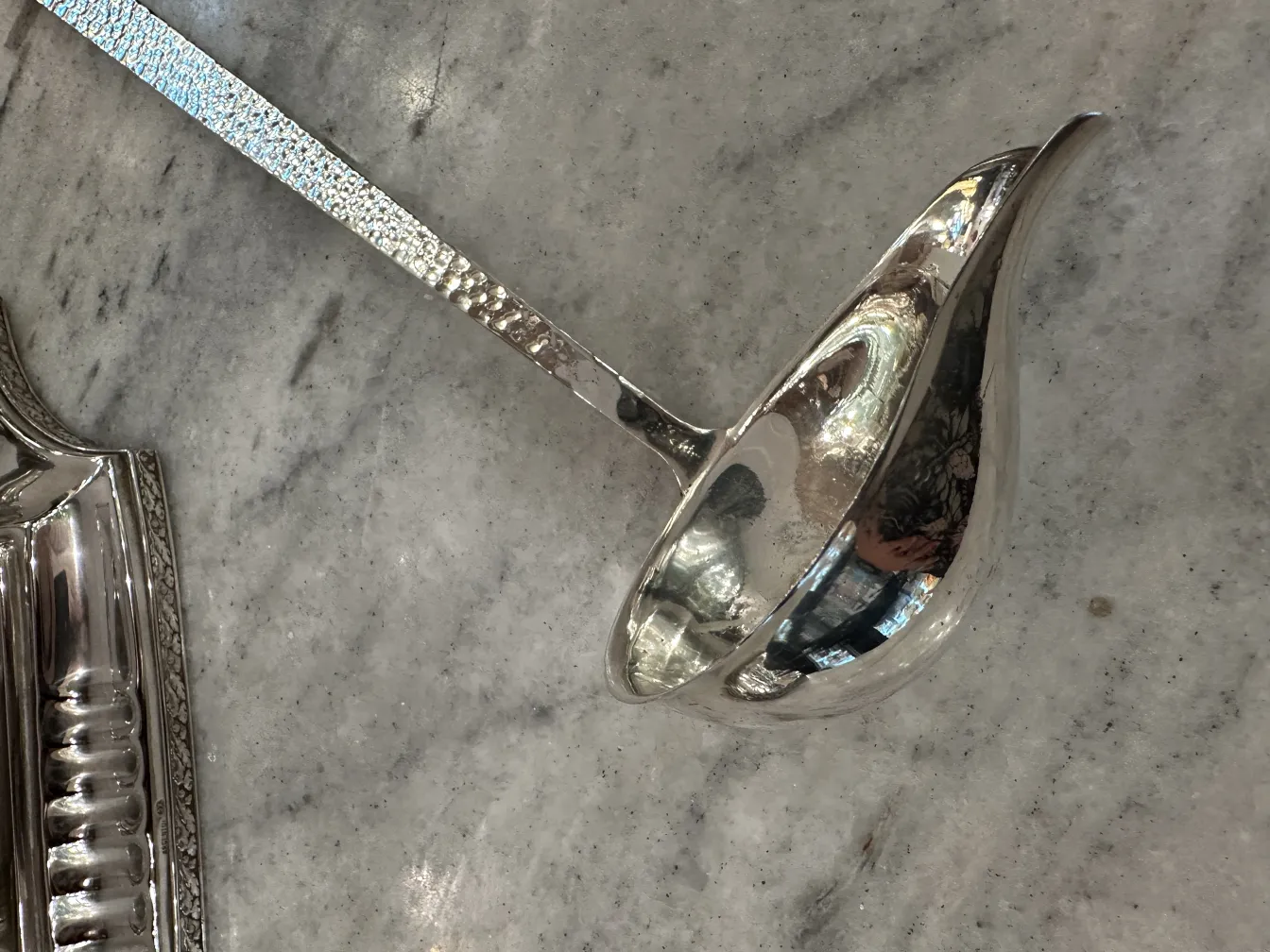 antica ciotola da punch WMF con cucchiaio su superficie in marmo