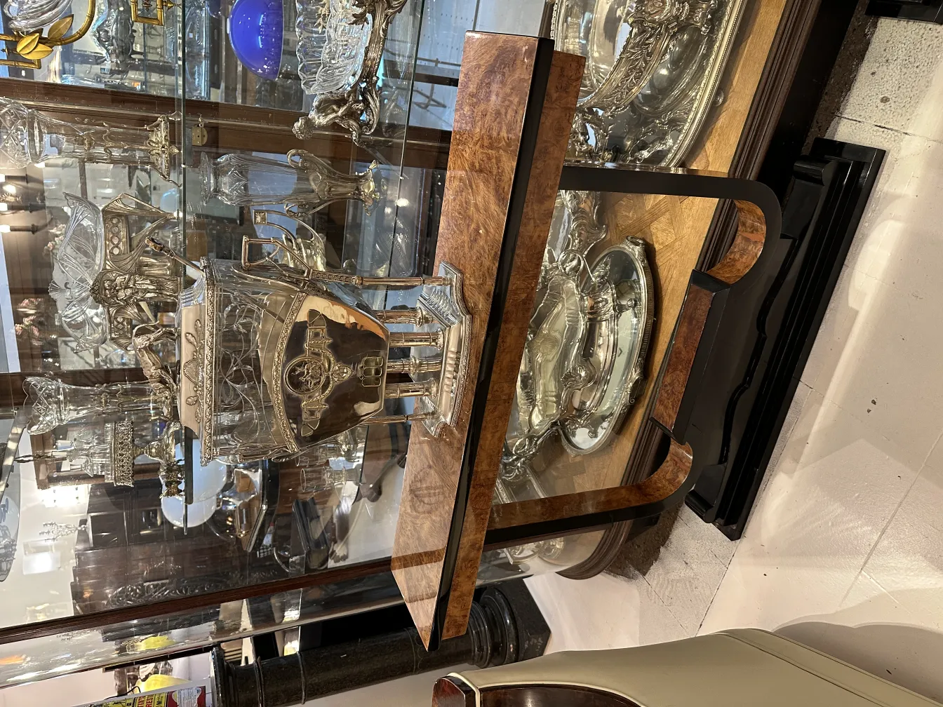 poncheira antiga WMF com design decorativo exposta em vitrine