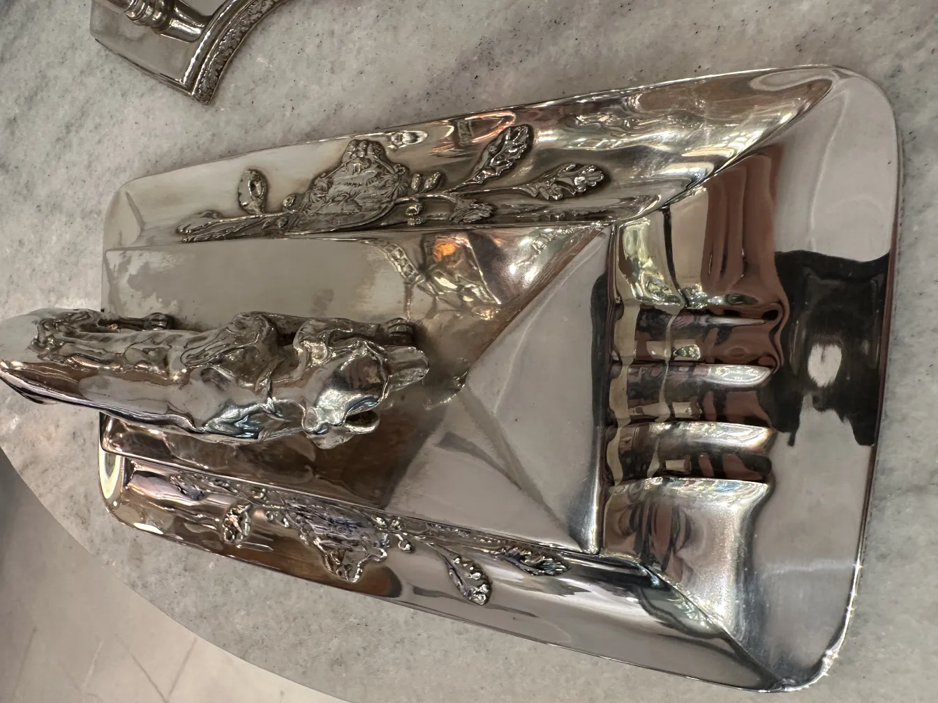 Antike WMF-Bowle mit Löwenmotiv auf dem Deckel