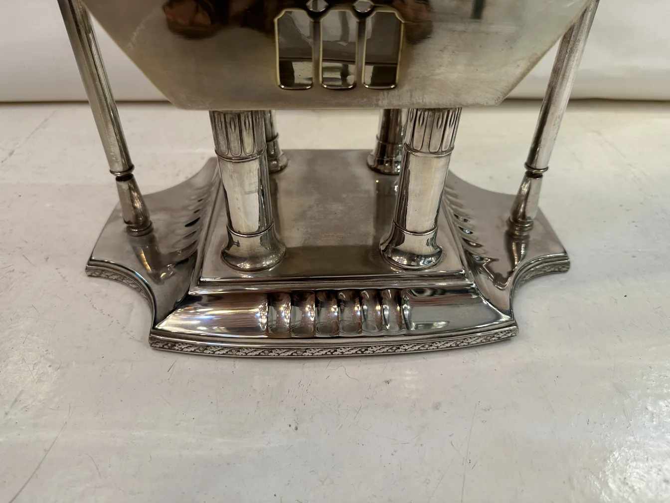 Bol à punch ancien WMF avec base décorative et détails uniques.