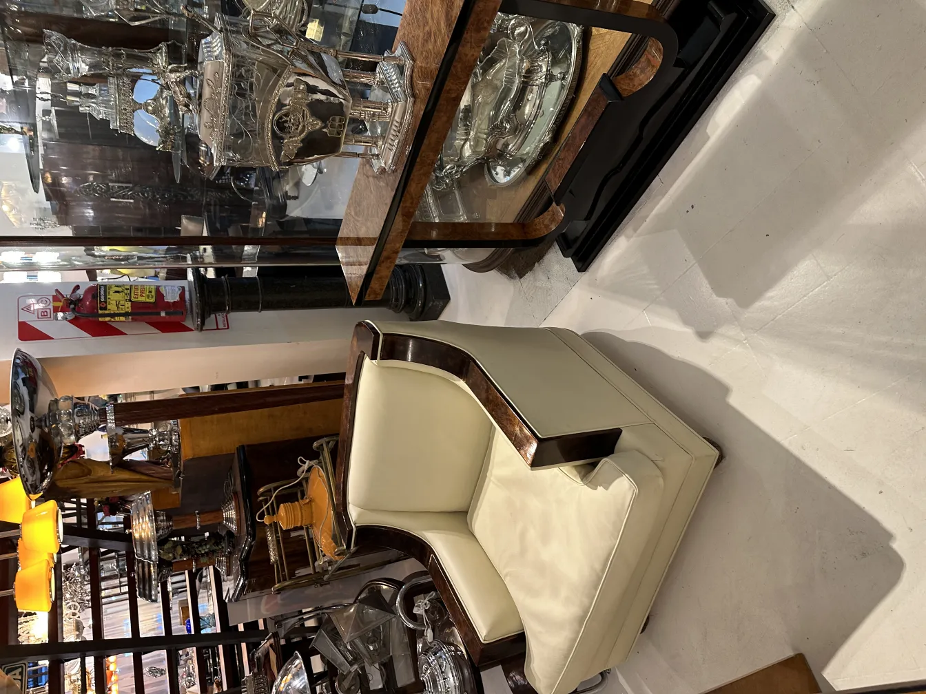 ponchera WM antigua en ambiente elegante con mueble de madera