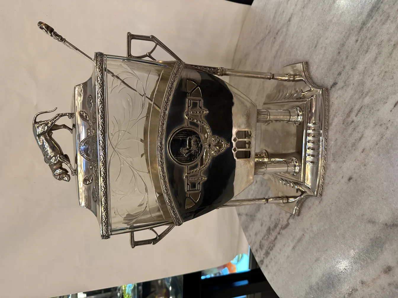 古董潘趣酒碗wmf带装饰细节和盖子上的图案。