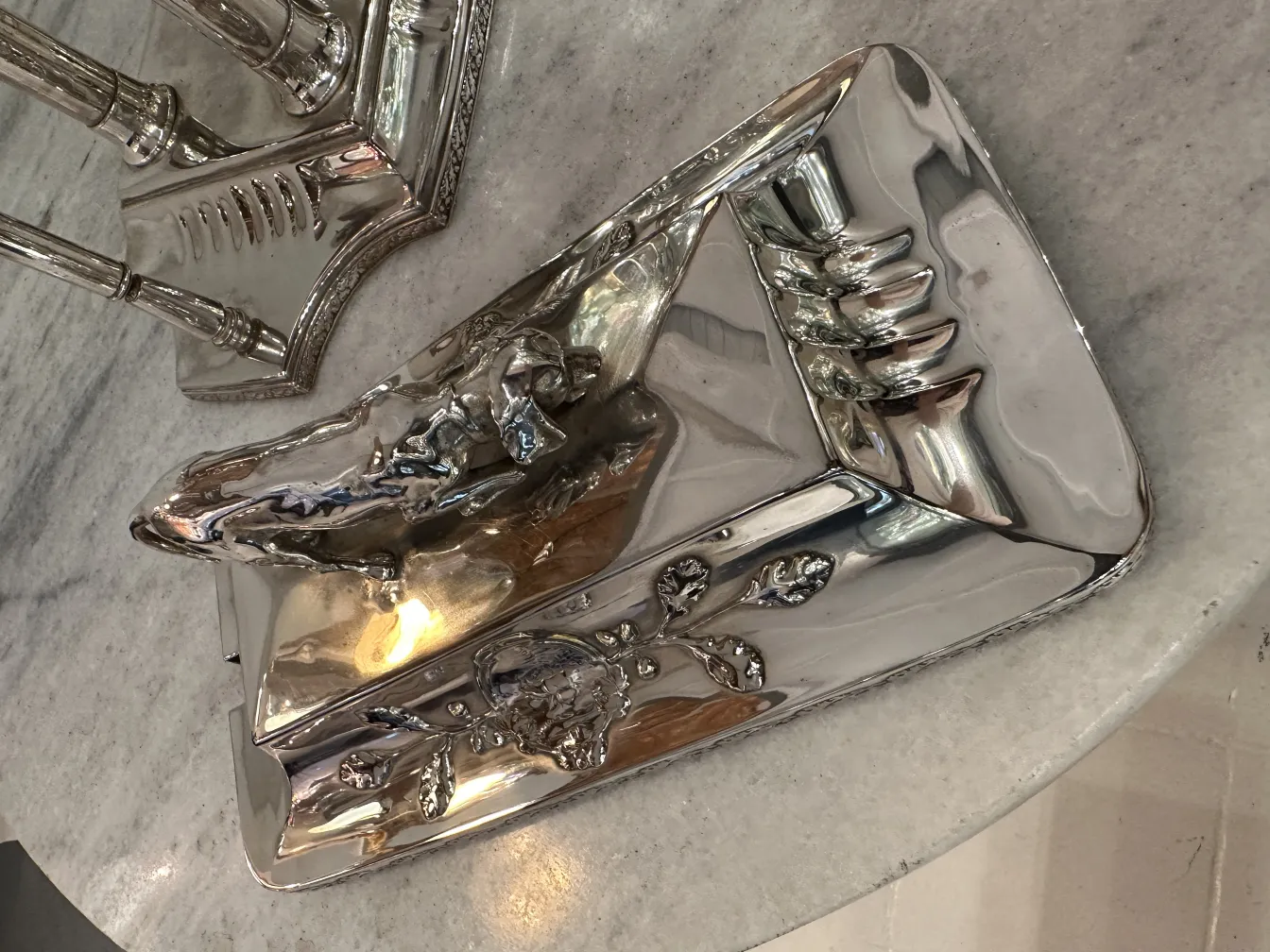 ponchera WMF antigua con decoraciones elegantes y aspecto brillante