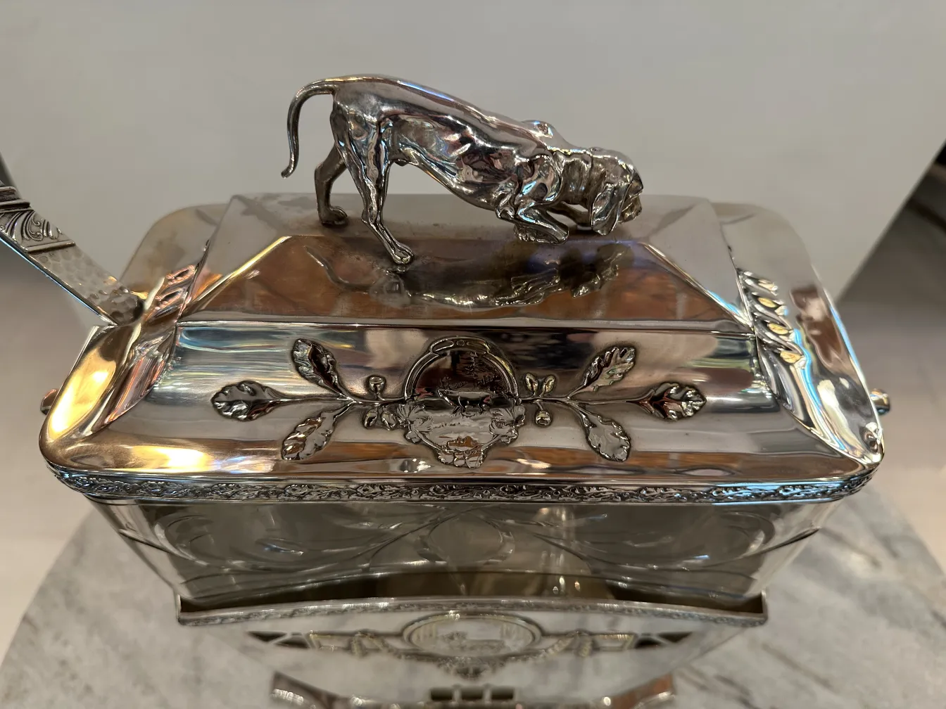Antike WMF-Bowle mit elegantem Design und Hundefigur auf dem Deckel, vor neutralem Hintergrund.