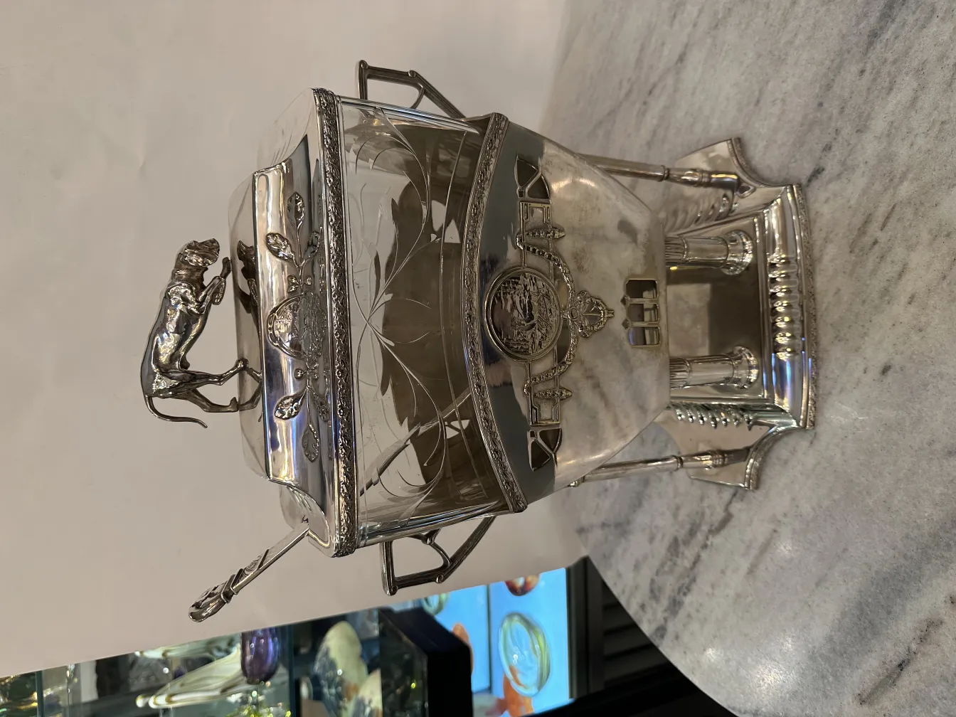 装飾的な詳細とハンドルを備えたアンティークWMFパンチボウル。