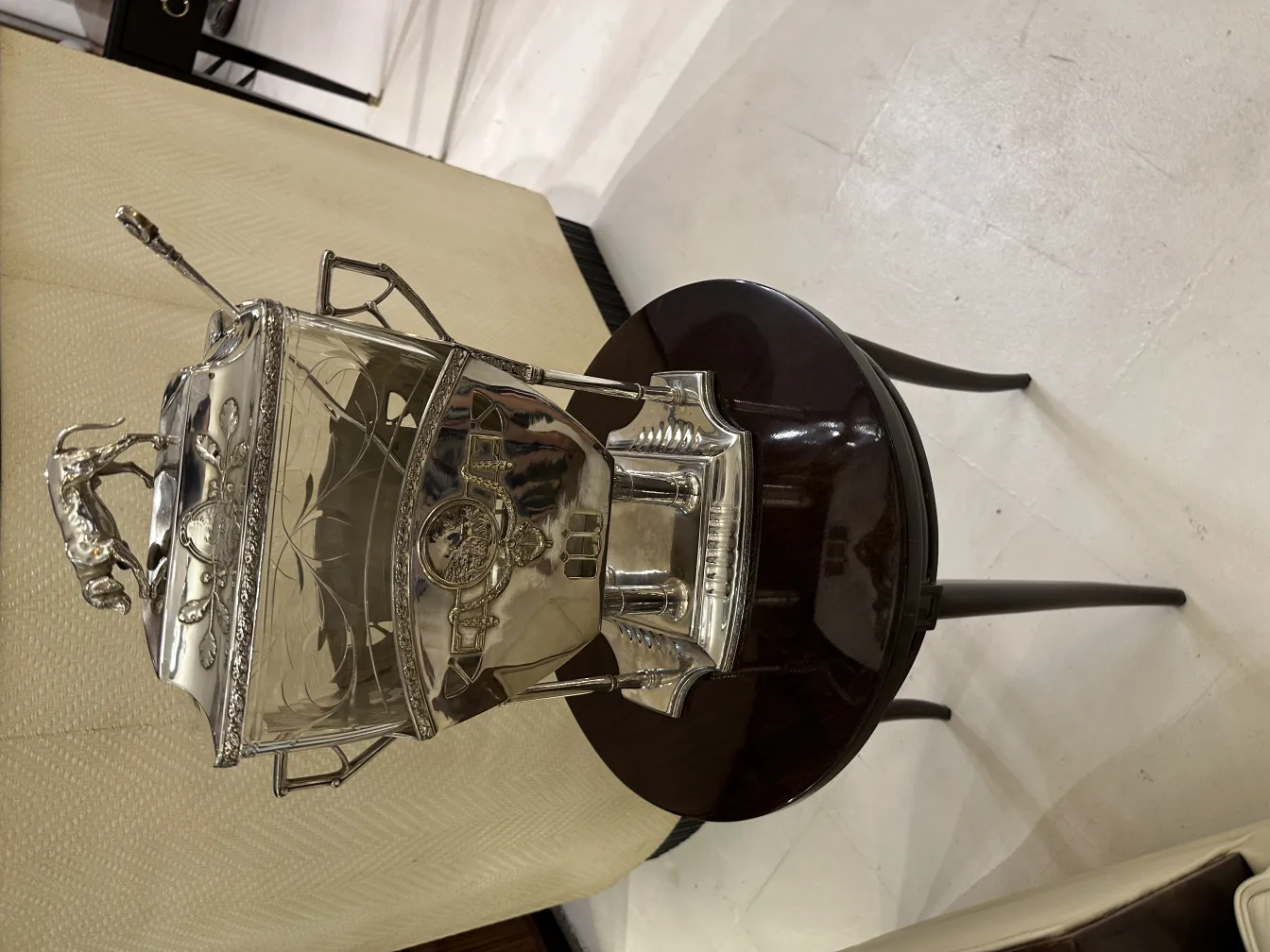 Antike WMF-Bowle mit dekorativen Details auf Tisch