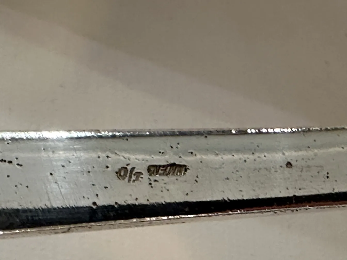 Detail einer antiken Bowle WMF mit Gravur