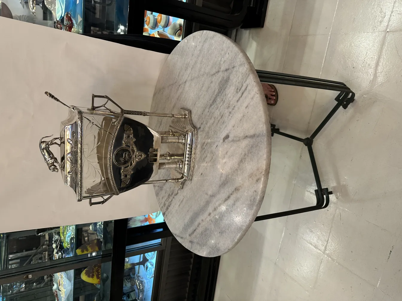 Ciotola da punch antica WMF con design intricato in un contesto festivo.