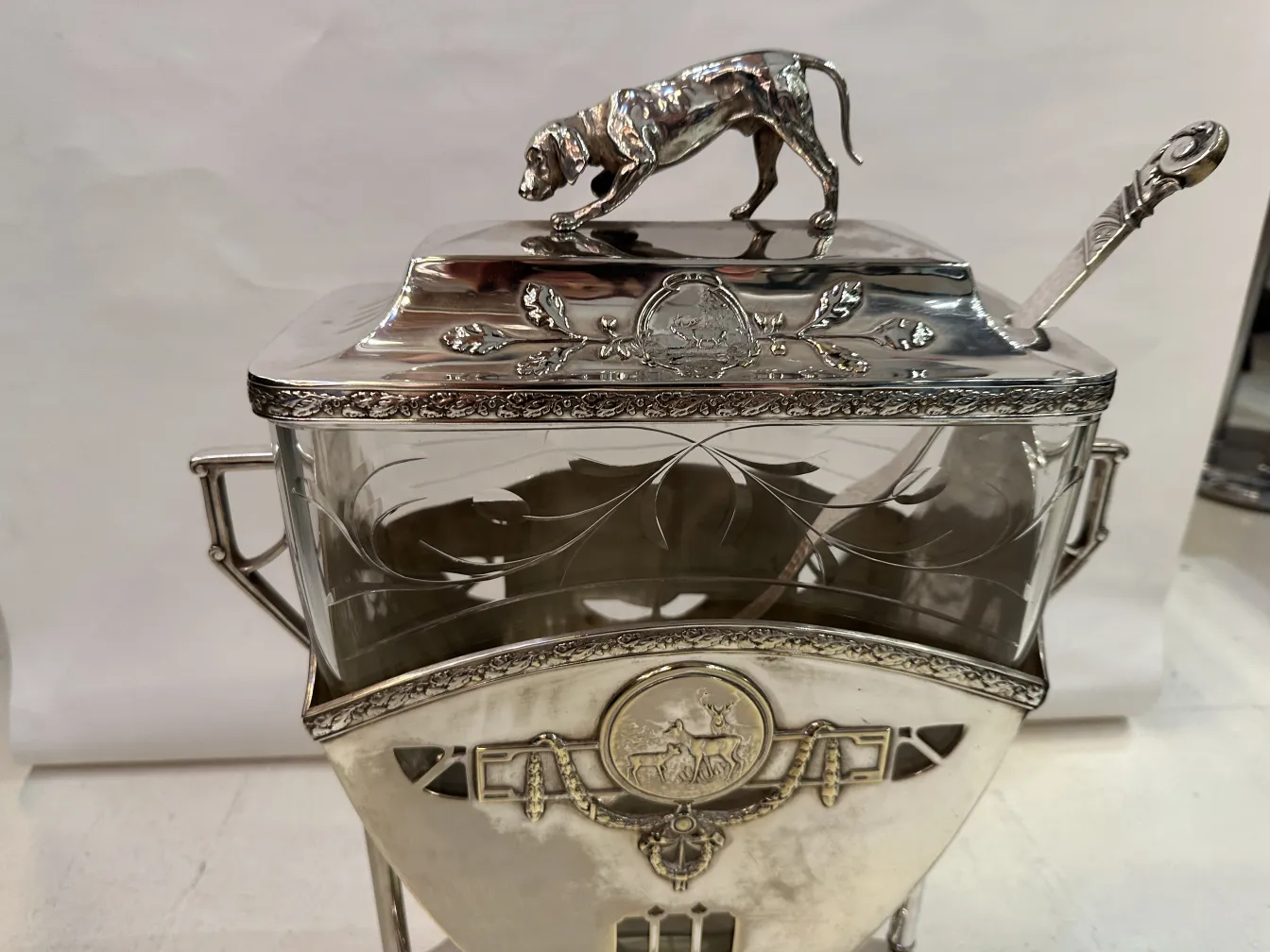 Bol à punch WMF ancien avec couvercle et figurine de chien, design élégant.