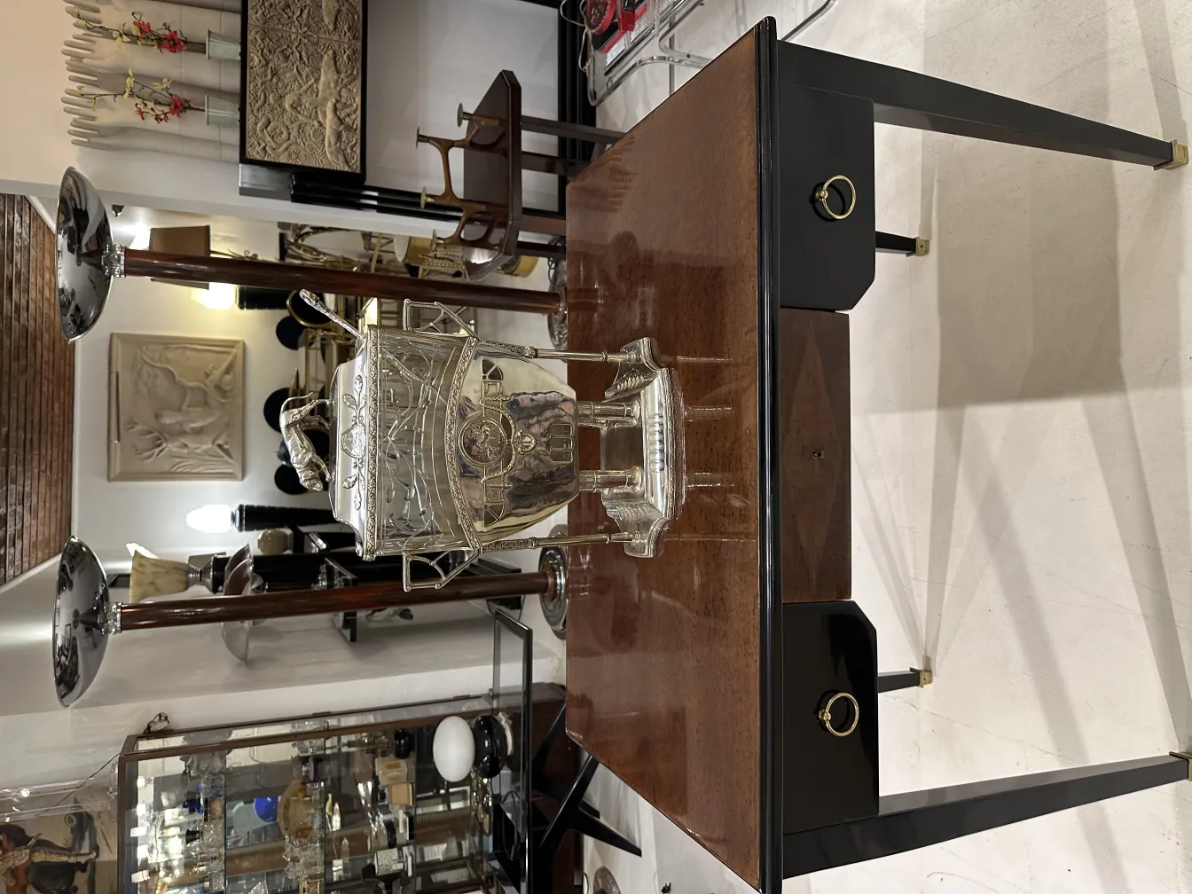 Antigua ponchera WMF decorativa sobre una mesa con ambiente