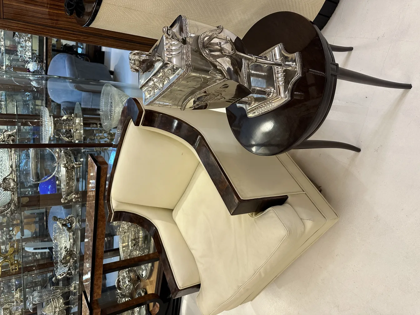 Ciotola da punch antica WMF in un ambiente elegante con sedia