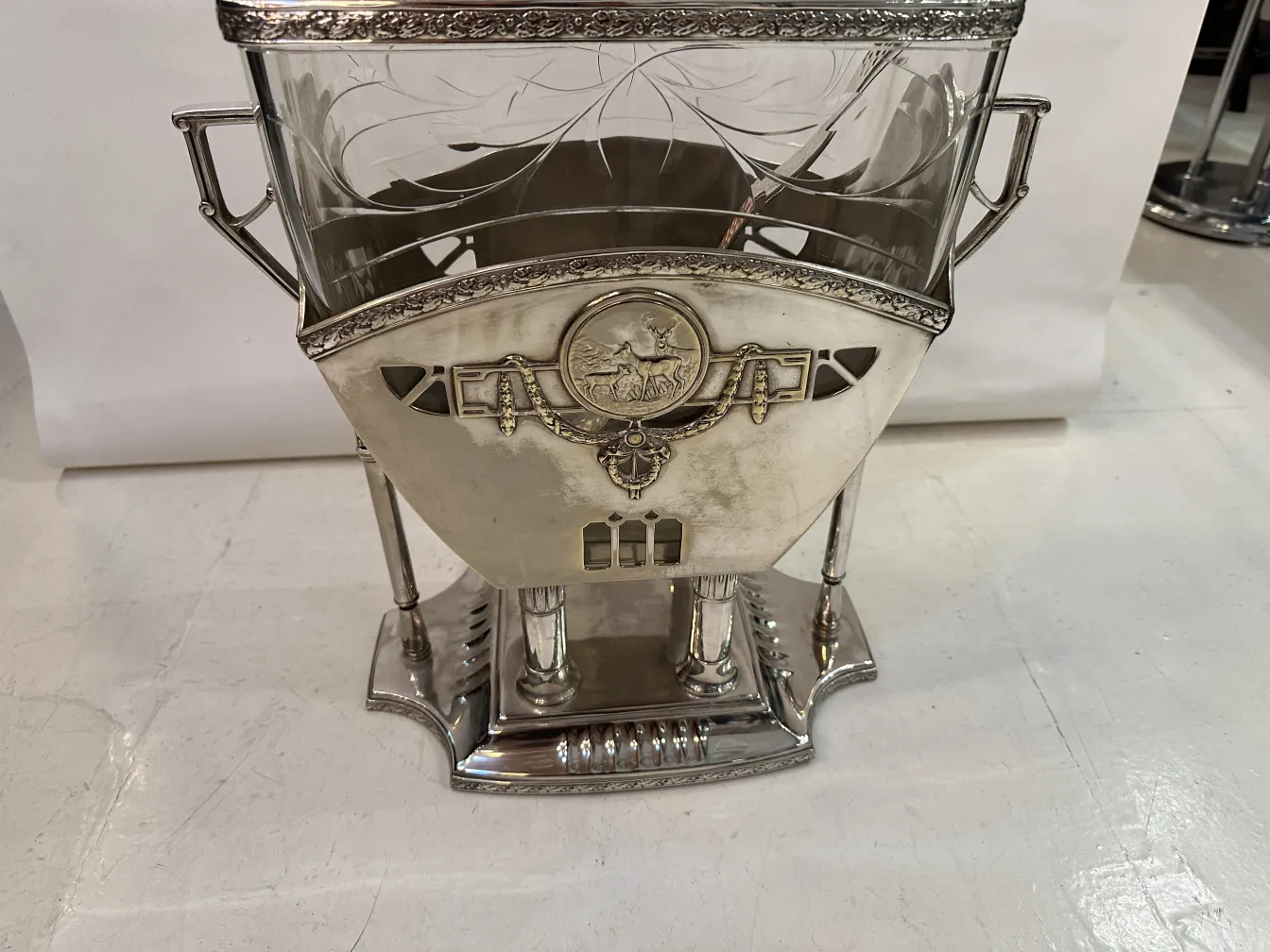 Ciotola da punch antica WMF con design elegante e base.