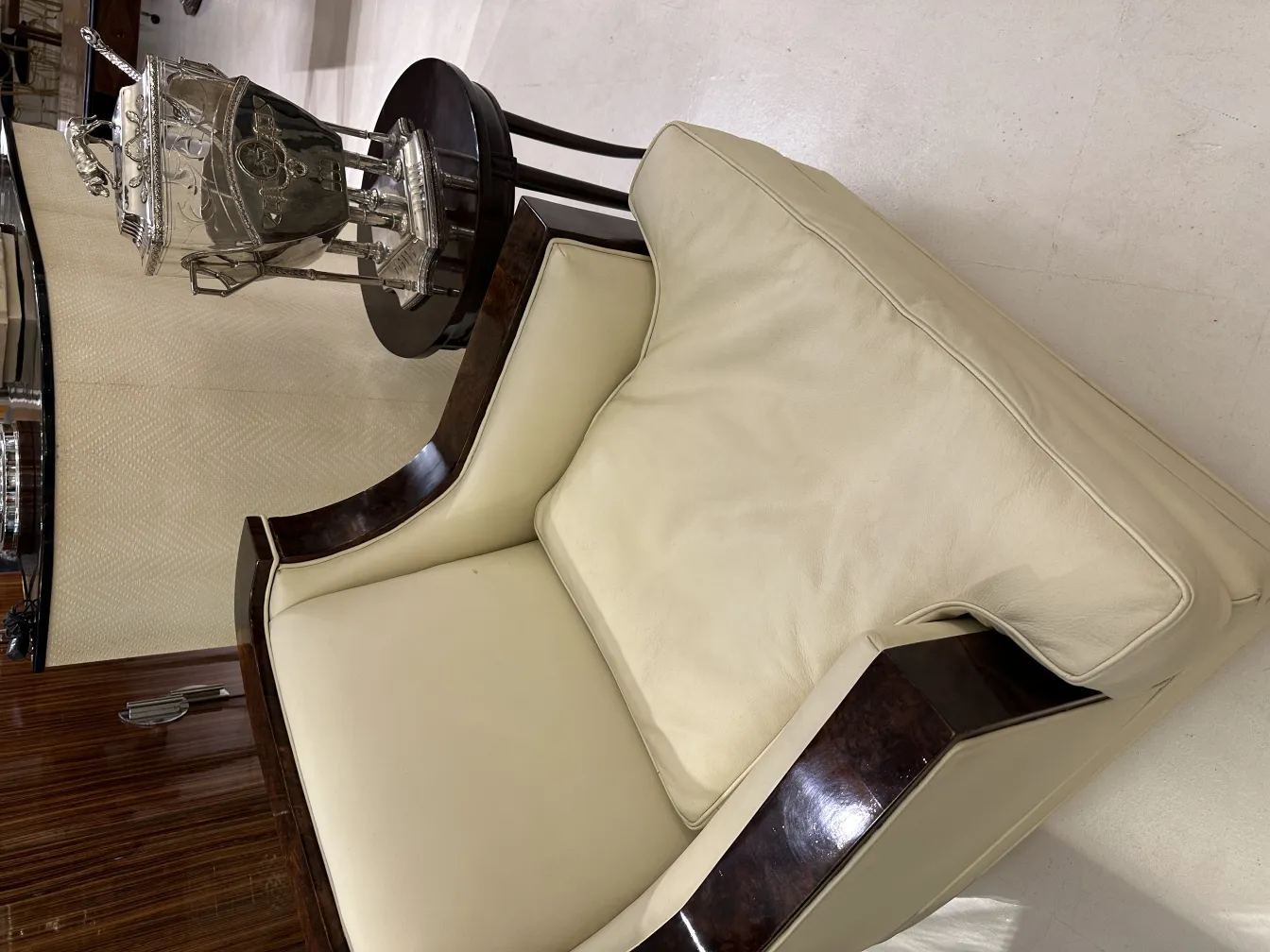 Poncheira WMF com design elegante em ambiente sofisticado