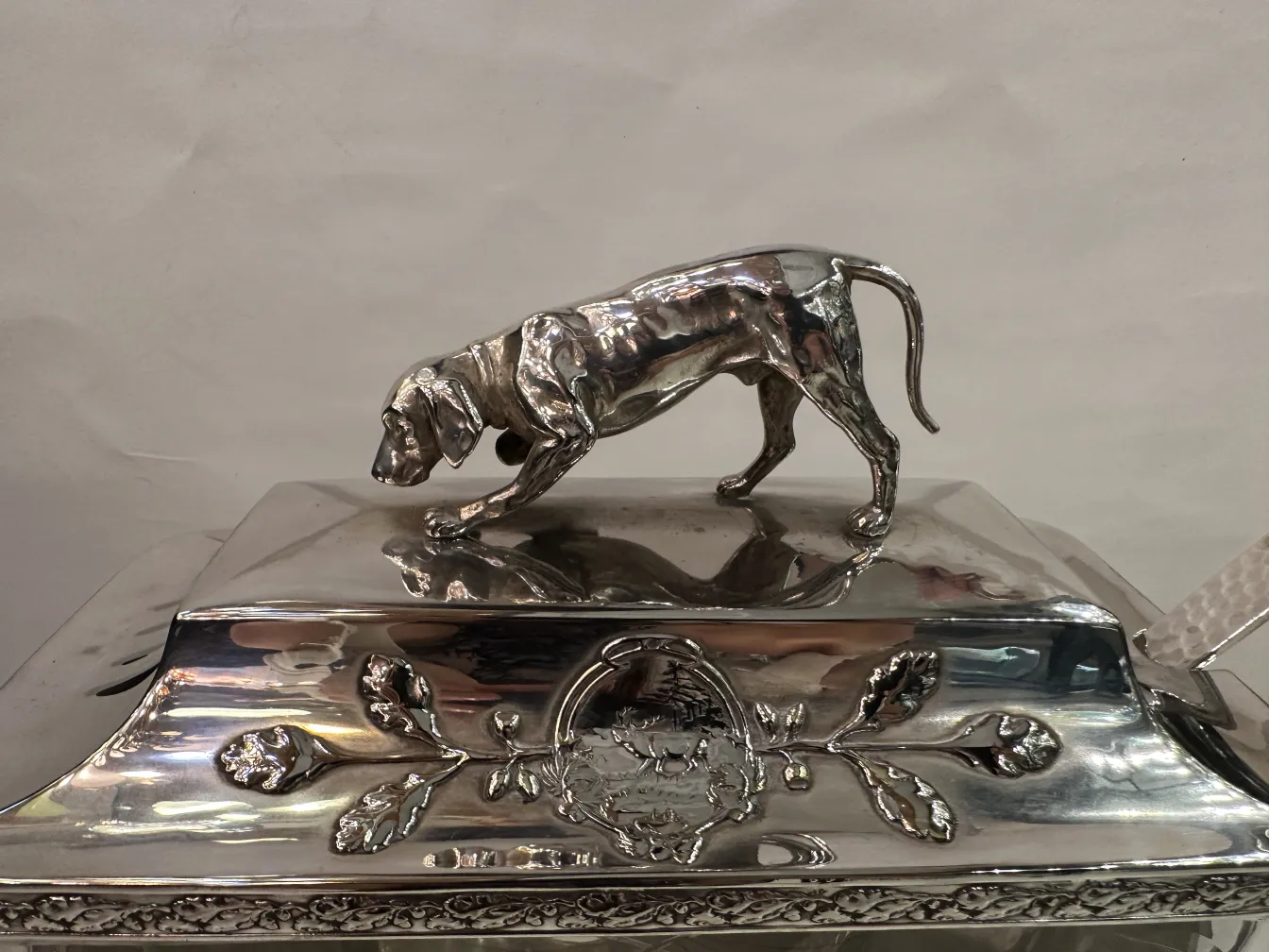 Antike WMF-Bowle mit Hundfigur auf dem Deckel