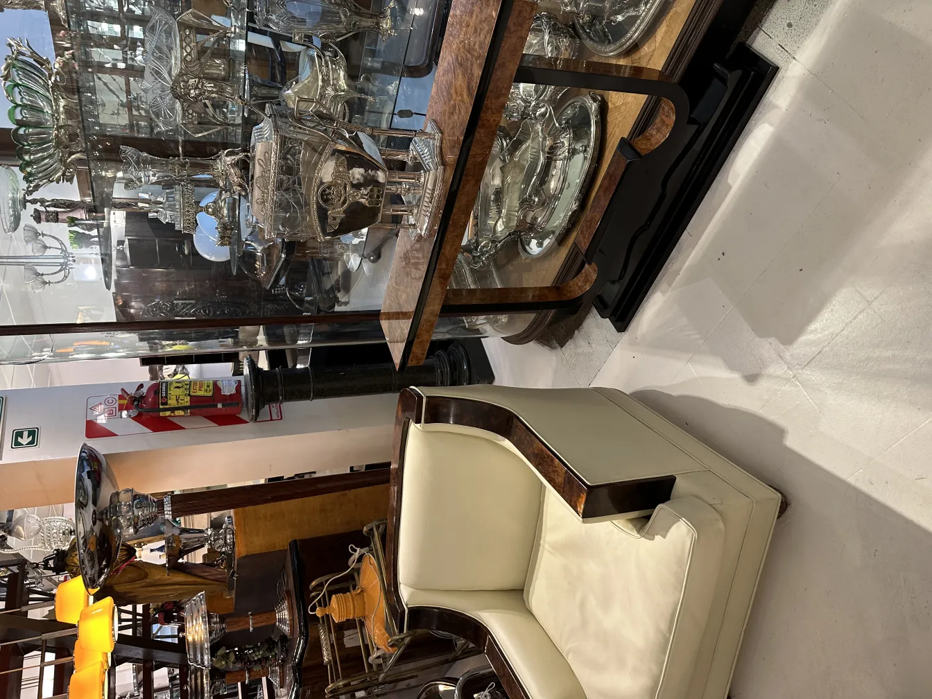 Vue de l'ancienne bol à punch WMF avec d'autres objets décoratifs