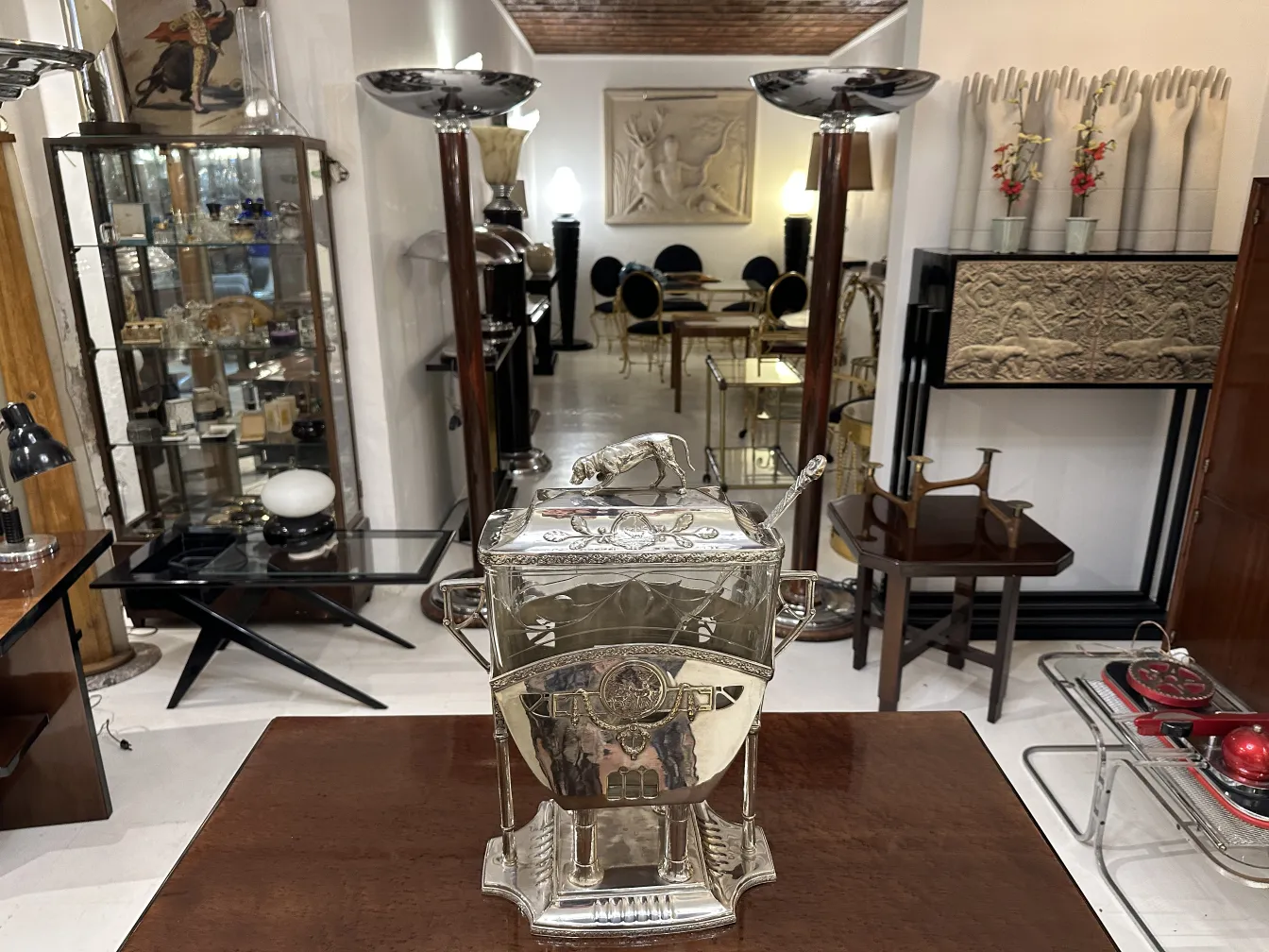 Antike WMF-Bowle mit filigranem und elegantem Design, in einer Vintage-Szene.