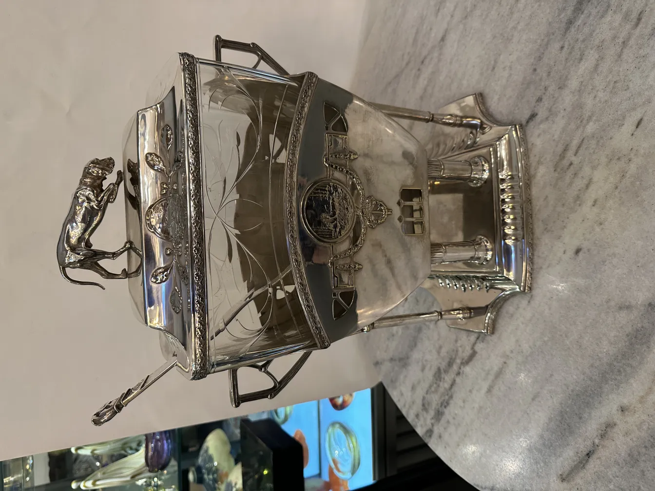 WMF古いパンチボウルで、縁にエレガントな形状と装飾的な詳細があります。