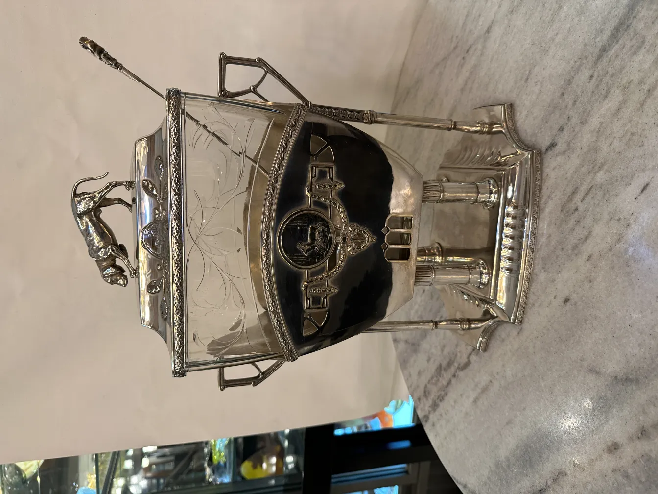 antiga poncheira WMF, desenhada com elegância e detalhes