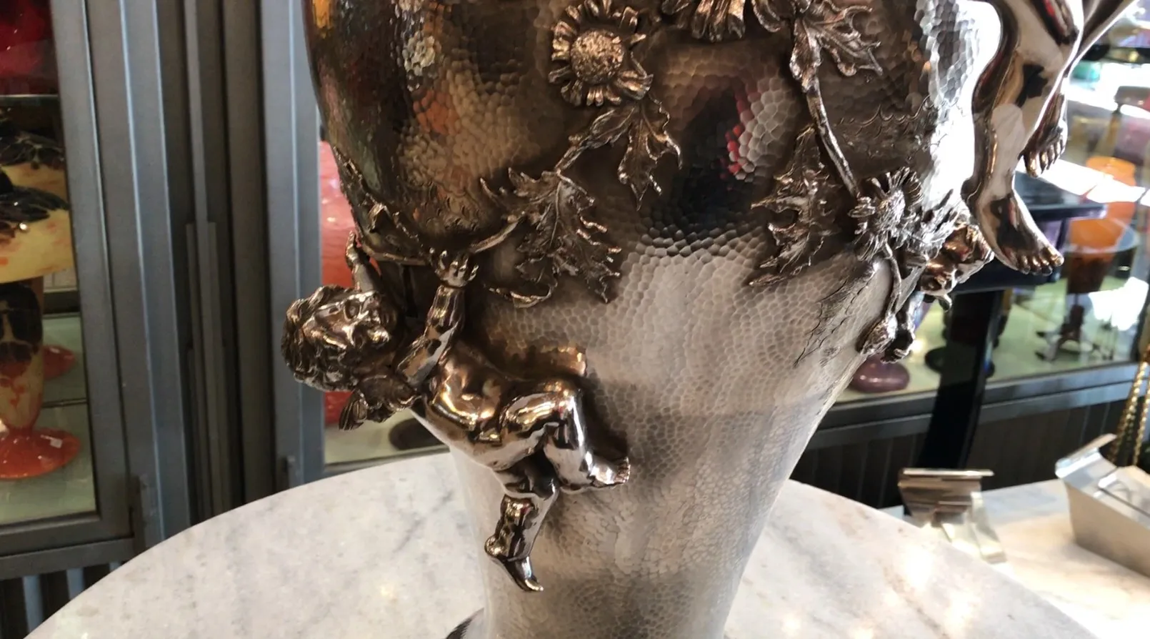 प्राचीन फूलदान सजाए गए आकृतियों और पत्तियों के साथ