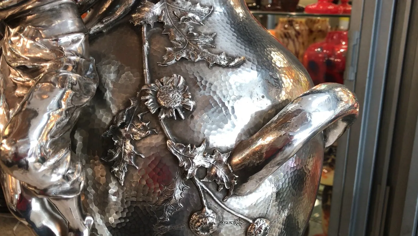 vaso antico orivit con dettagli floreali in metallo