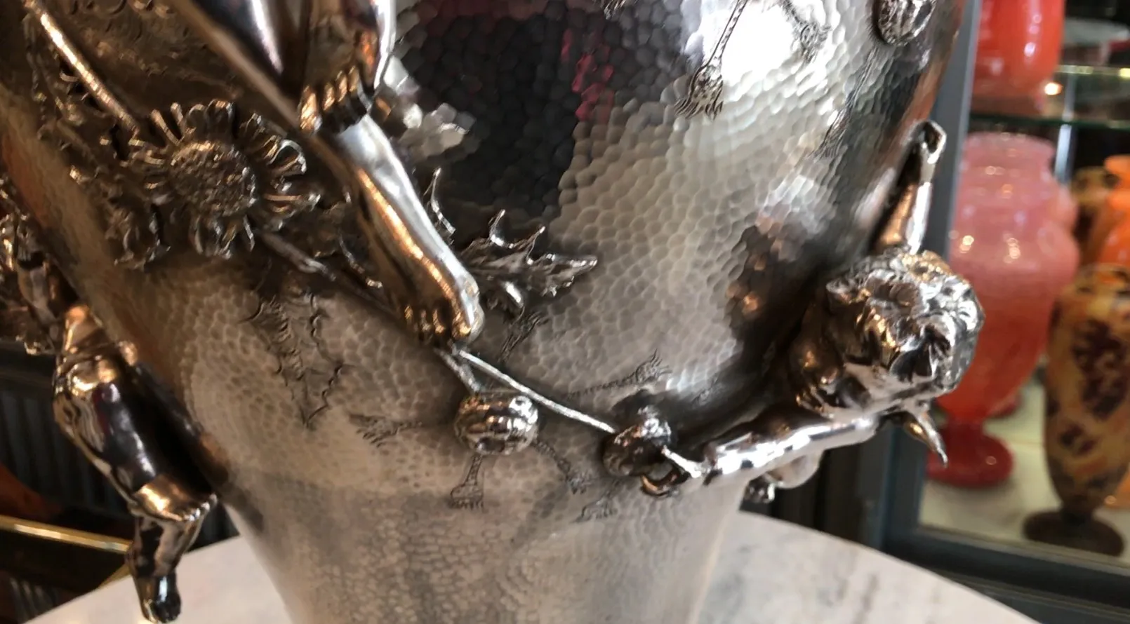 Vaso antico Orivit con dettagli decorativi complessi e atmosfera classica.