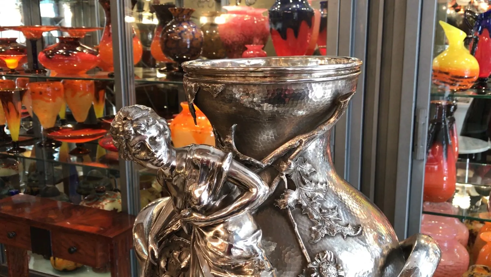 vase antique orivit avec détails décoratifs, arrière-plan avec d'autres objets