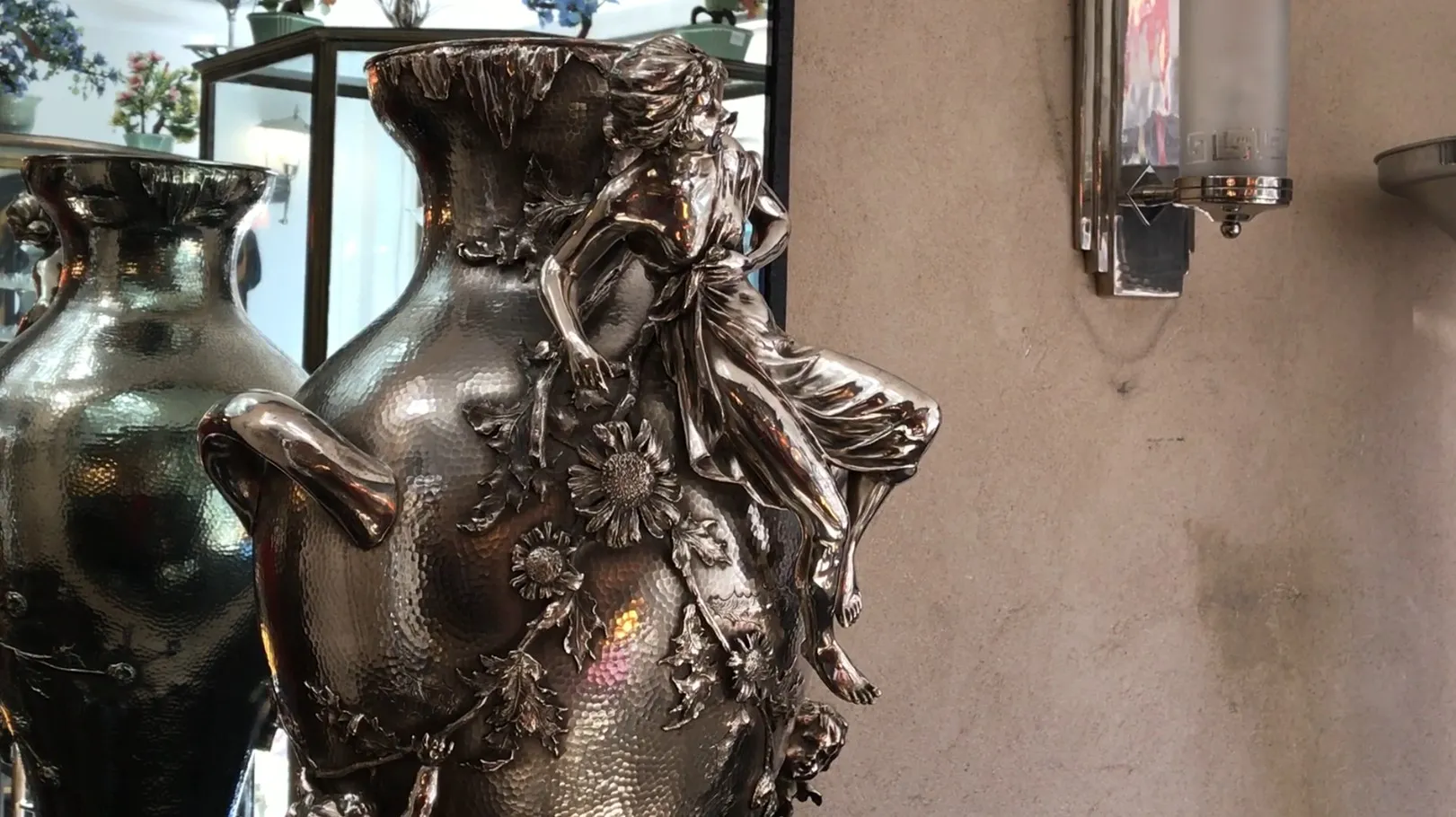 vase antico Orivit decorato con fiori e figura femminile