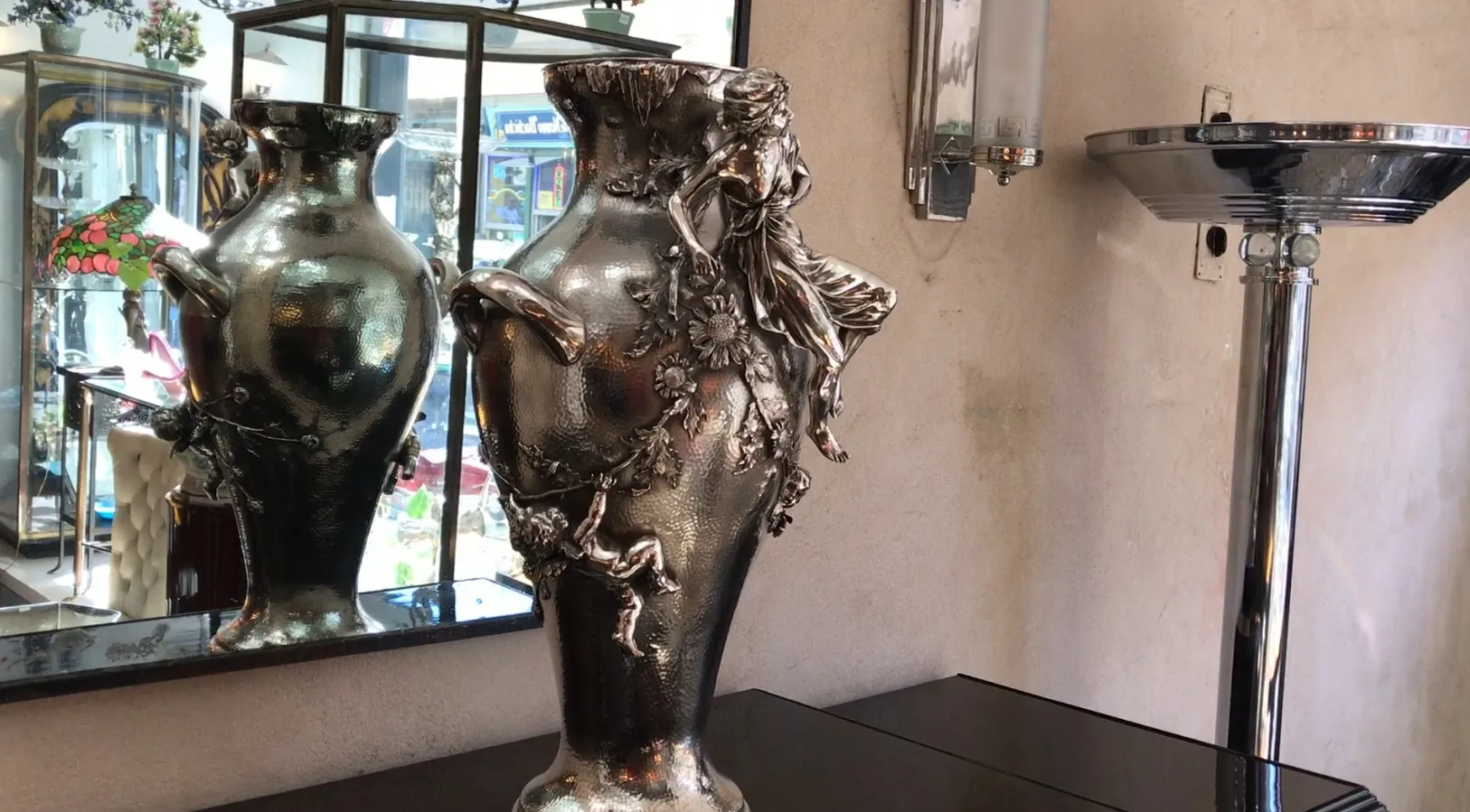 Antike Vase Orivit mit detailliertem Design und hellen Reflexionen in einem eleganten Ambiente.