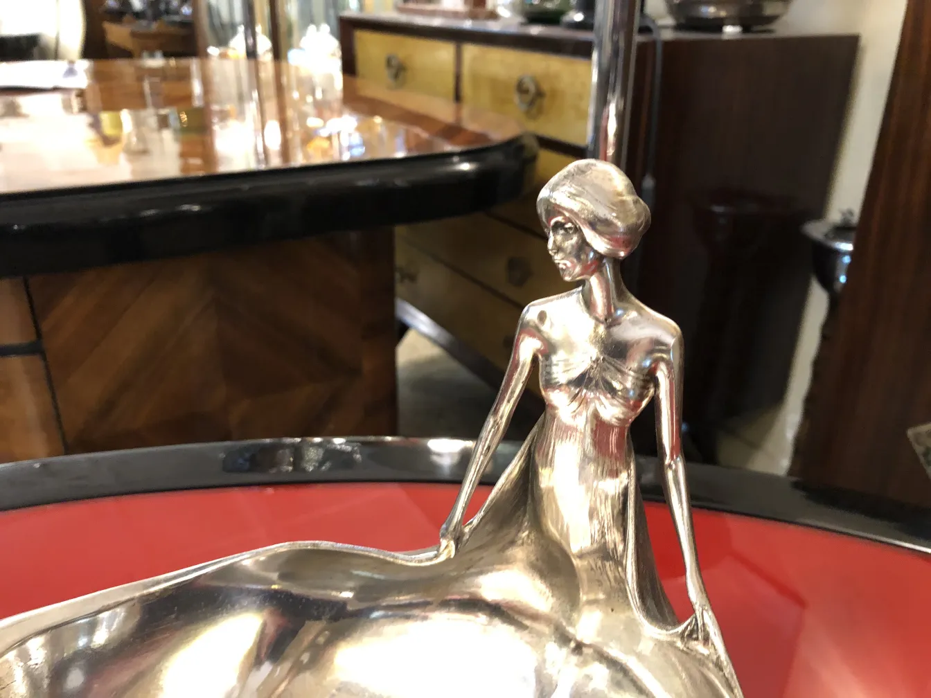 bandeja de cartas antiga com figura estilizada de mulher